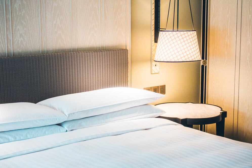 cuscino-bianco-sul-letto_74190-3602